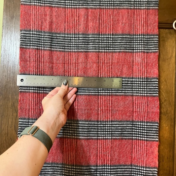 Red and black-and-white striped Italian acrylic scarf NWOT - Picture 7 of 8